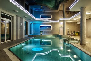 Piscine intérieure, piscine extérieure en saison, cabanas gratuites