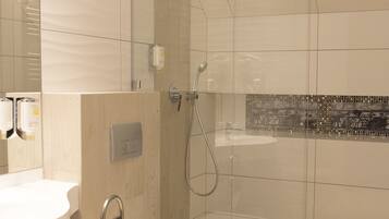 Camera Standard con letto matrimoniale o 2 letti singoli | Biancheria da letto di alta qualità, minibar, una scrivania