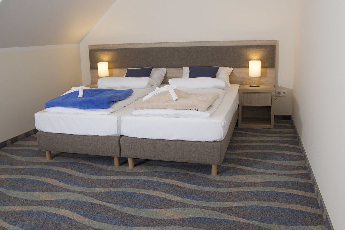 1 bedroom, premium bedding, minibar, desk