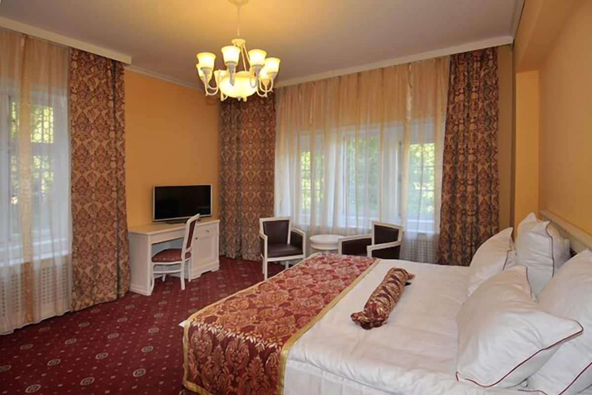 Deluxe Suite | Minibar, in-room safe, soundproofing, free cots/infant beds