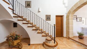 Vila, 5 quartos, piscina particular | Área de estar | TV de tela plana, lareira