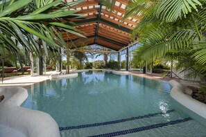Piscine couverte, piscine extérieure, parasols de plage, chaises longues