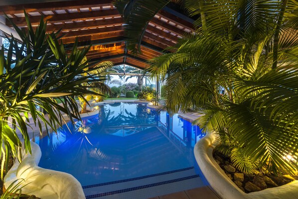 Indoor pool, outdoor pool, pool umbrellas, sun loungers - Finca Ses Cuarterades (Alayor)