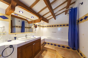 Villa, 5 soverom, privat basseng | Bad | Dusj, toalettartikler (inkludert), hårføner og håndklær