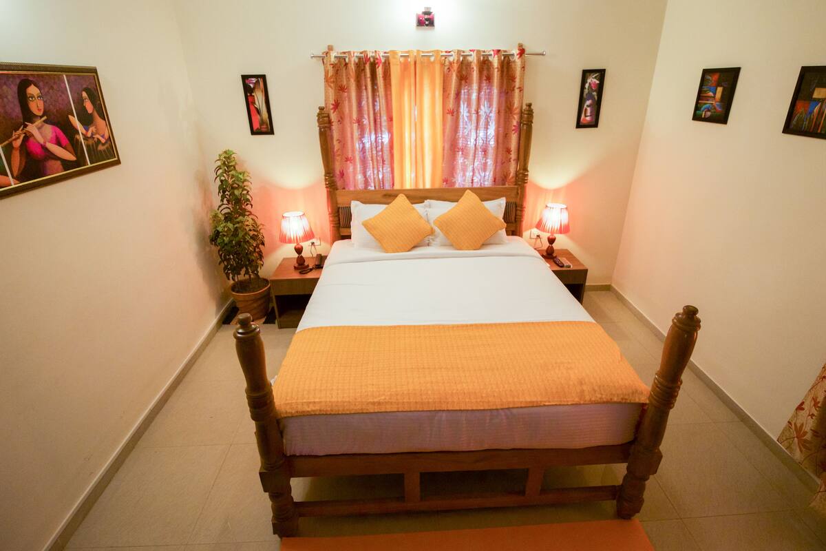 Quarto premium, 1 cama King | Roupas de cama premium, frigobar, cofres nos quartos, escrivaninha