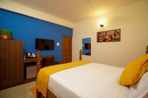 Quarto premium, 1 cama King | Roupas de cama premium, frigobar, cofres nos quartos, escrivaninha