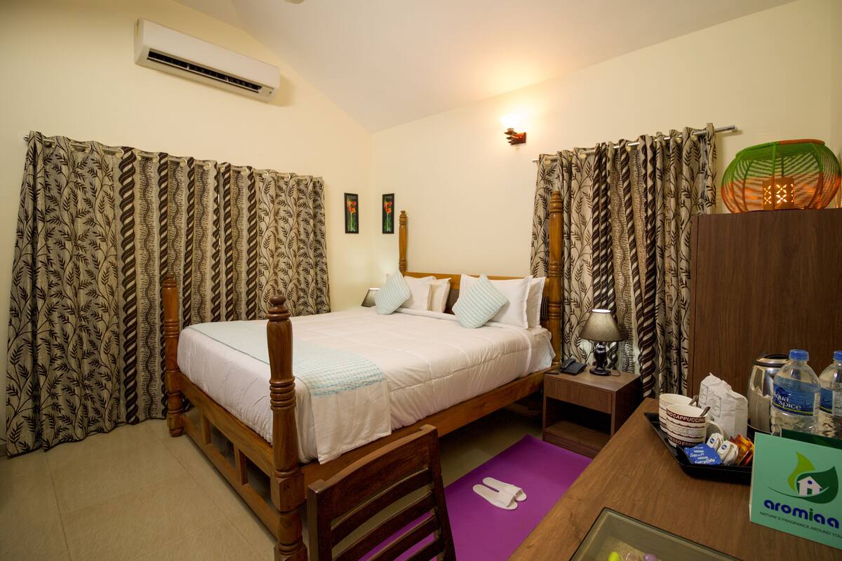 Roupas de cama premium, frigobar, cofres nos quartos, escrivaninha