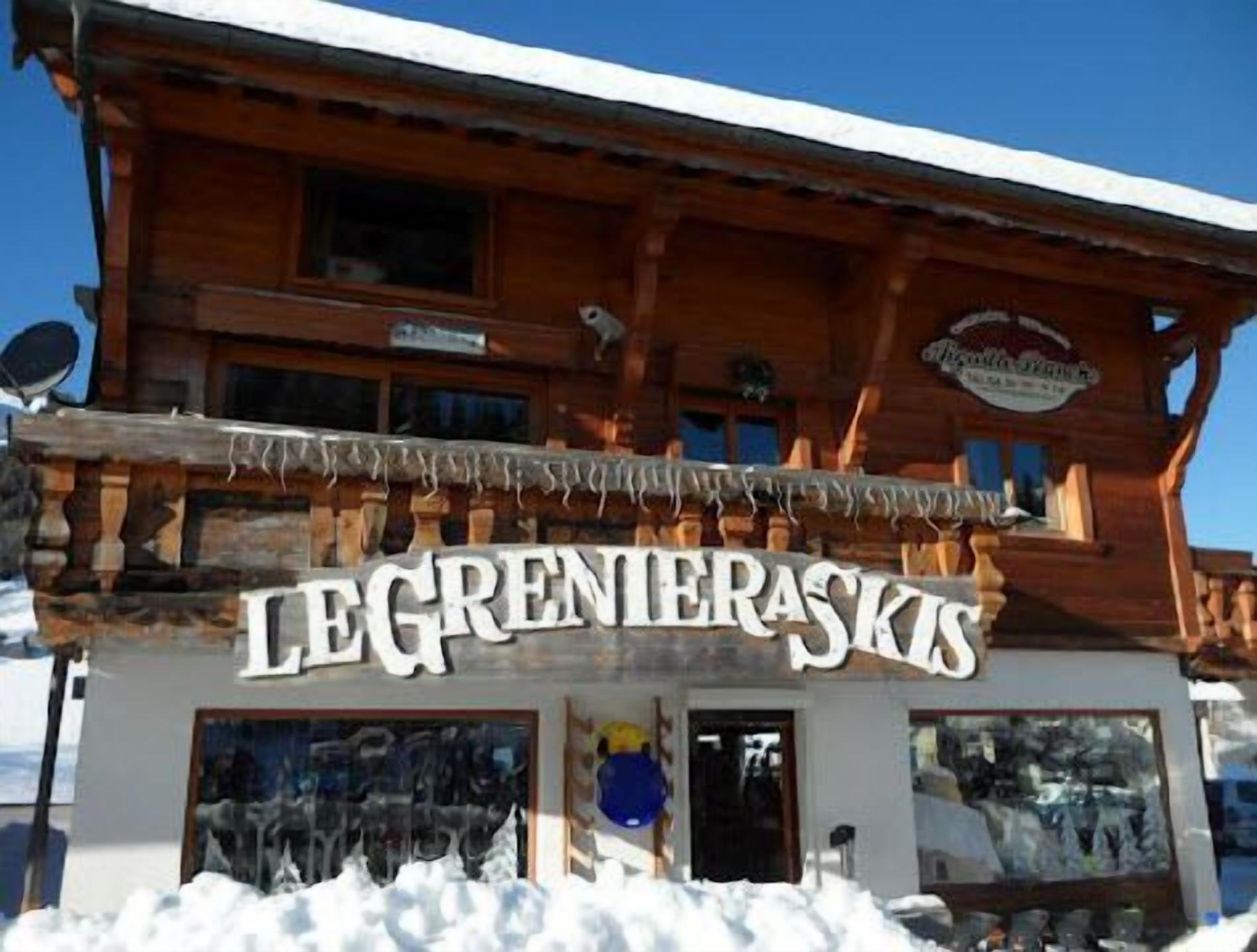 Un bâtiment en bois sur lequel on peut lire l’inscription « LEGRENERASKIS ».