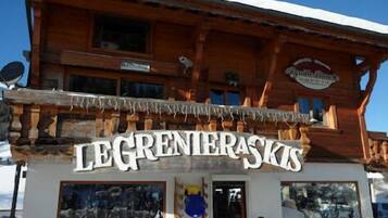 Un bâtiment en bois sur lequel on peut lire l’inscription « LEGRENERASKIS ».