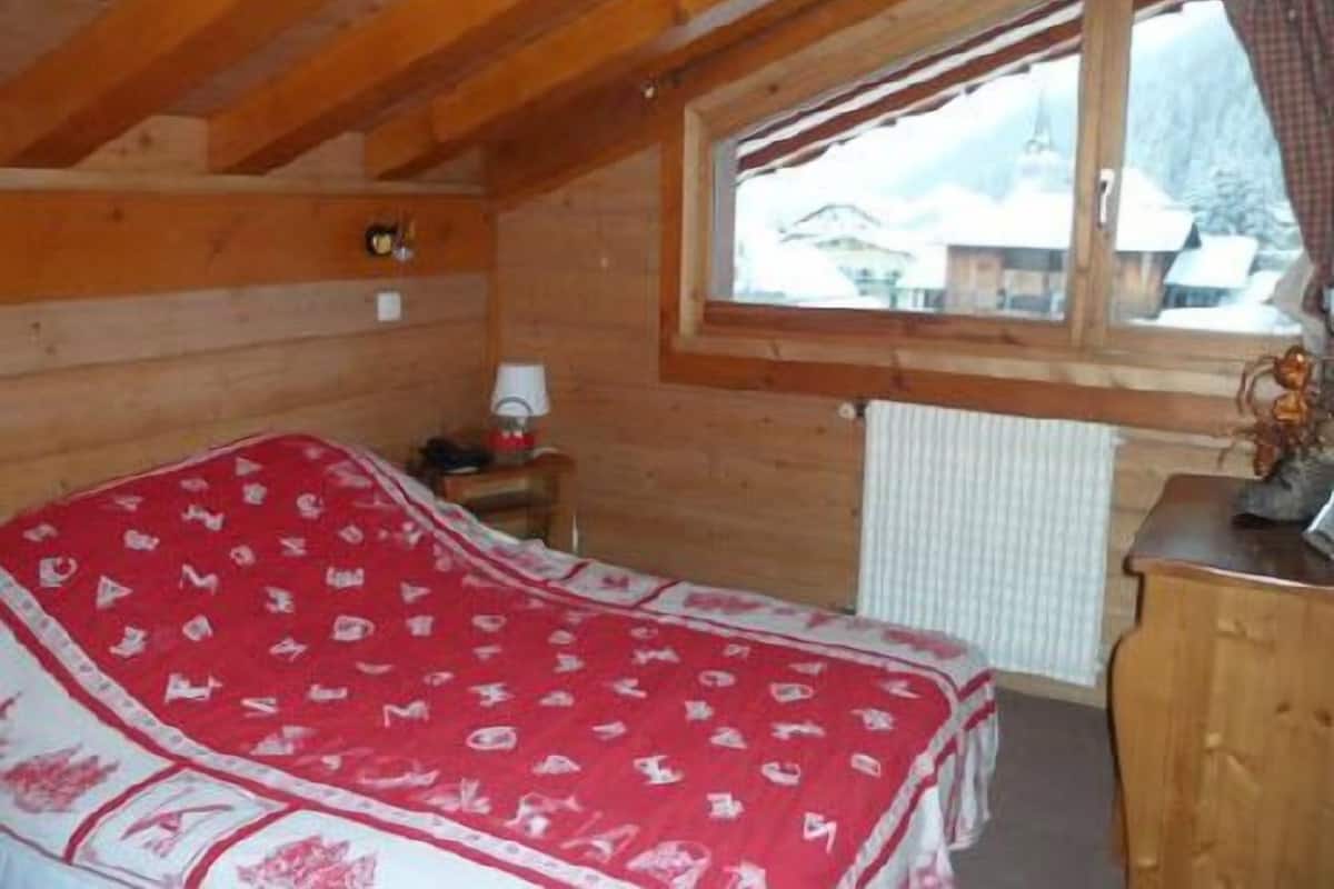 Desk, cots/infant beds, free WiFi