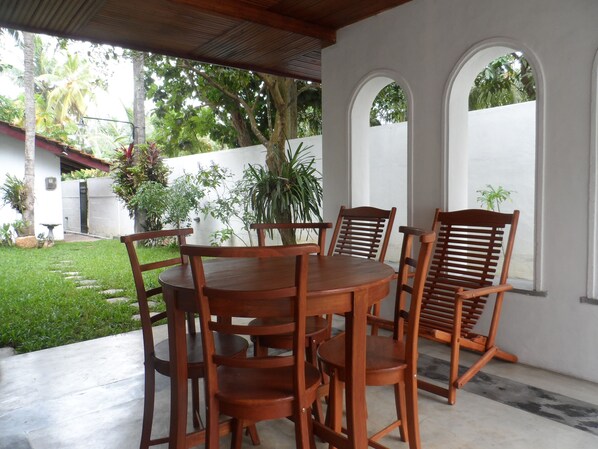 Lobby sitting area - Summer Dew Villa (Unawatuna)
