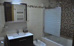 Quarto triplo | Banheiro | Secador de cabelo, bidê, toalhas de banho 