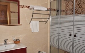 Dobbeltværelse | Badeværelse | Hårtørrer, bidet, håndklæder