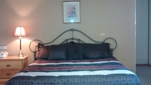 Standard Room, 1 King Bed | Desk, free WiFi, bed sheets - Five Star Inn (Maggie Valley)