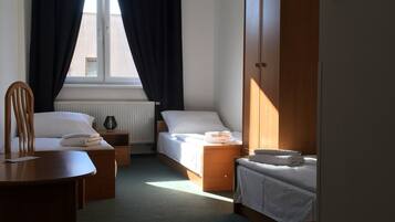 Habitación triple clásica | Wifi gratis y ropa de cama