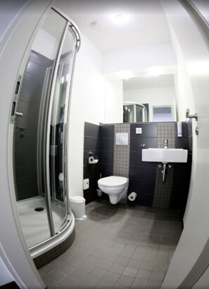 Shower, hair dryer - Hostelo Berlin Mitte (Berlin)