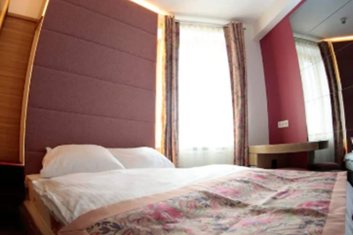 Iron/ironing board, free WiFi, bed sheets