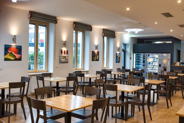 Habitación familiar (for 6 people) | Servicio de comidas en la habitación