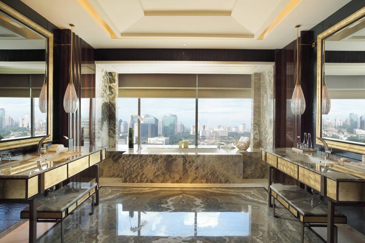 separate bathtub and shower, rainfall showerhead, free toiletries