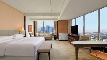 Executive Suite, 1 King Bed (Club Lounge Access) | 1 bedroom, minibar, in-room safe, desk