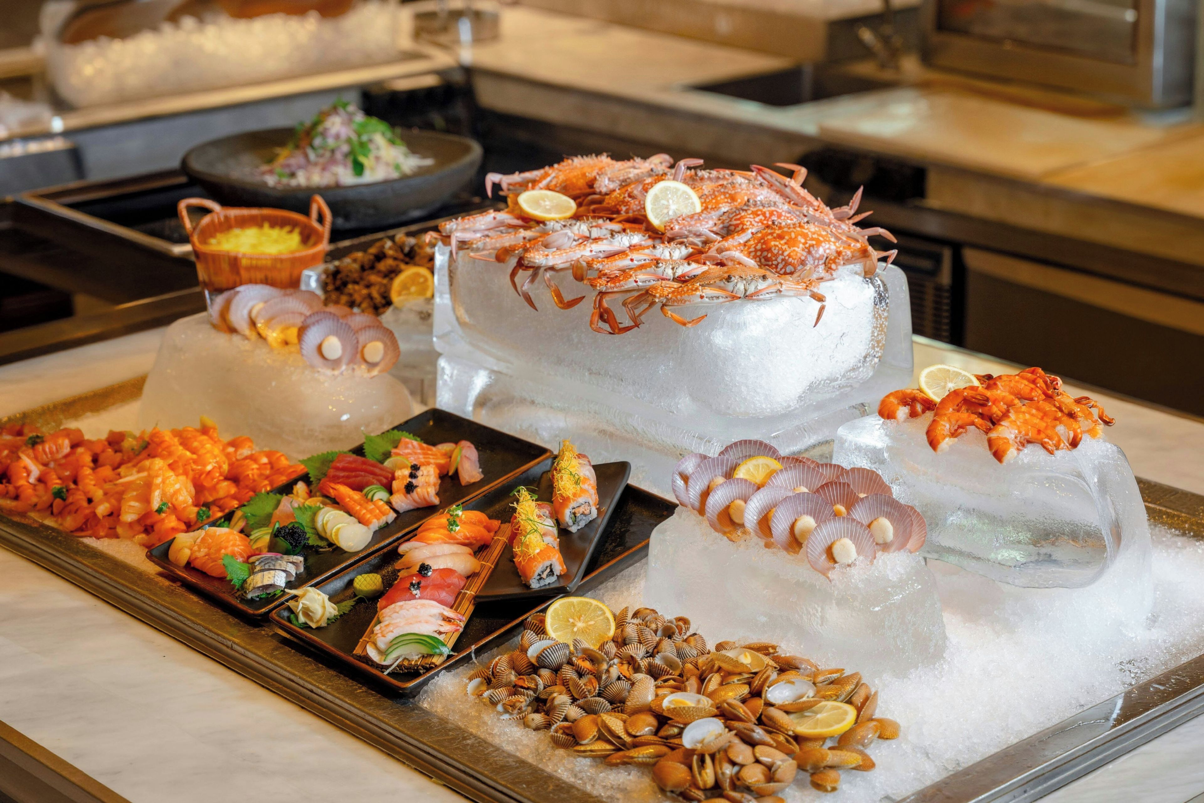 Ein Buffet mit Meeresfrüchten und Eisskulpturen.