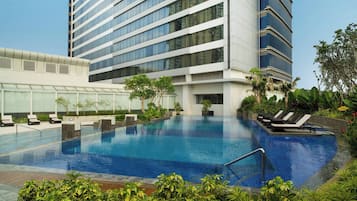 Alberca al aire libre, camas balinesas gratuitas y camastros