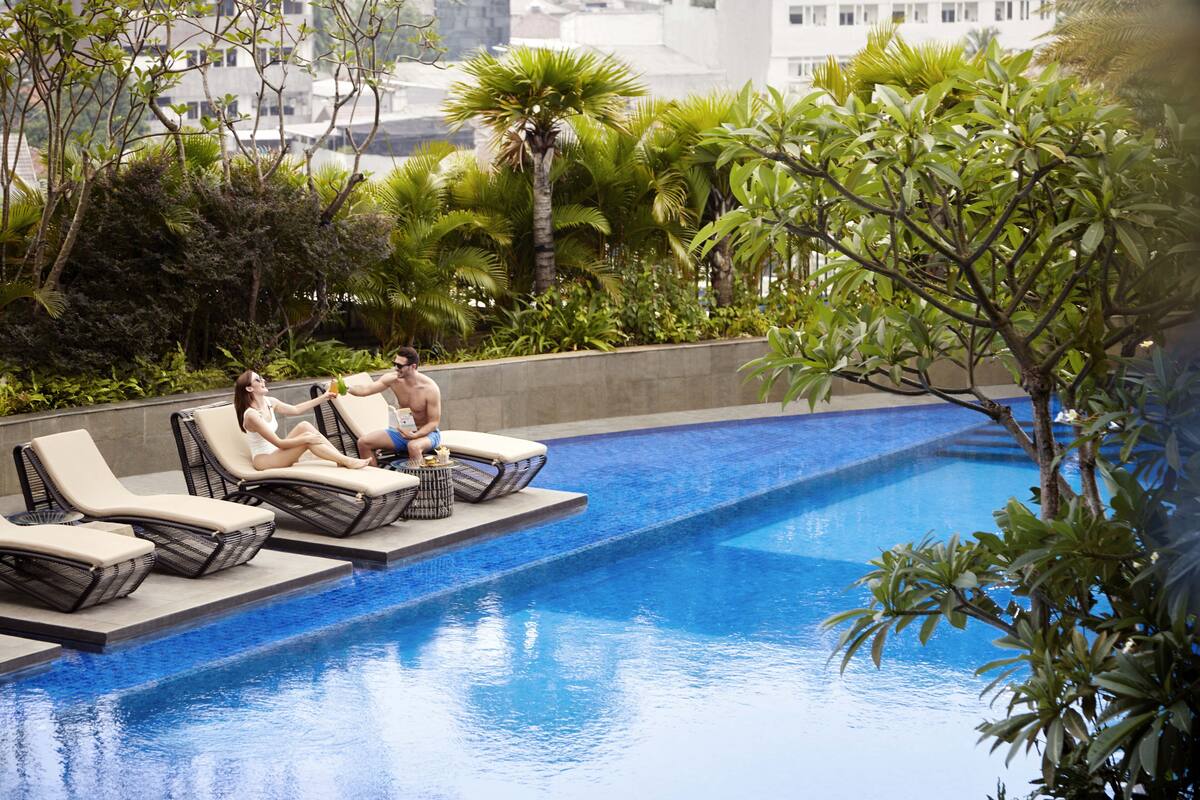 outdoor pool, free pool cabanas, pool loungers