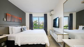 Executive Room, 1 King Bed | Premium bedding, in-room safe, desk, iron/ironing board