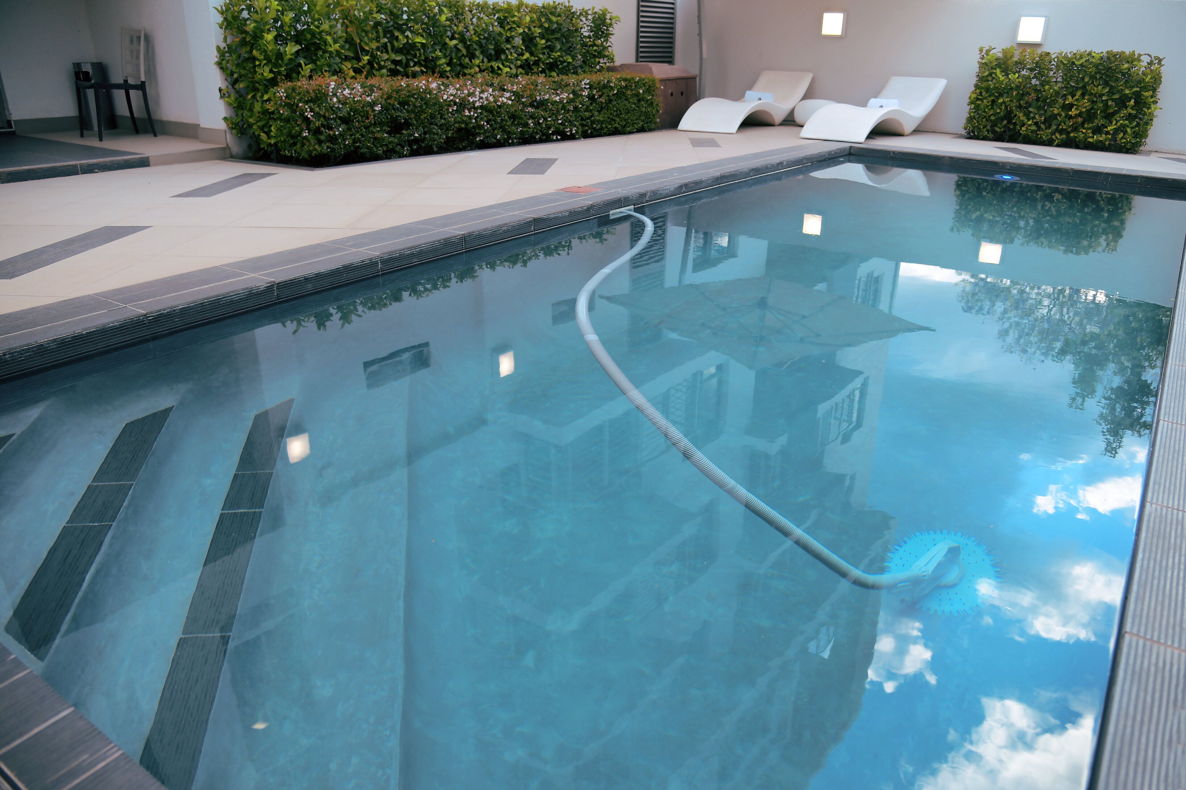 สระว่ายน้ำกลางแจ้ง, เก้าอี้อาบแดดริมสระ