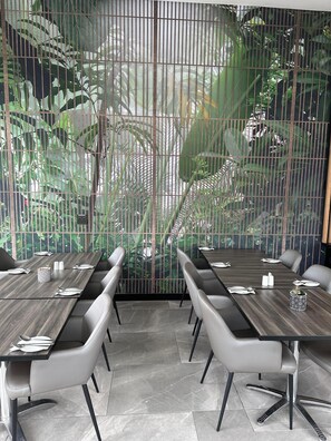 Tägliches Frühstücksbuffet gegen Gebühr