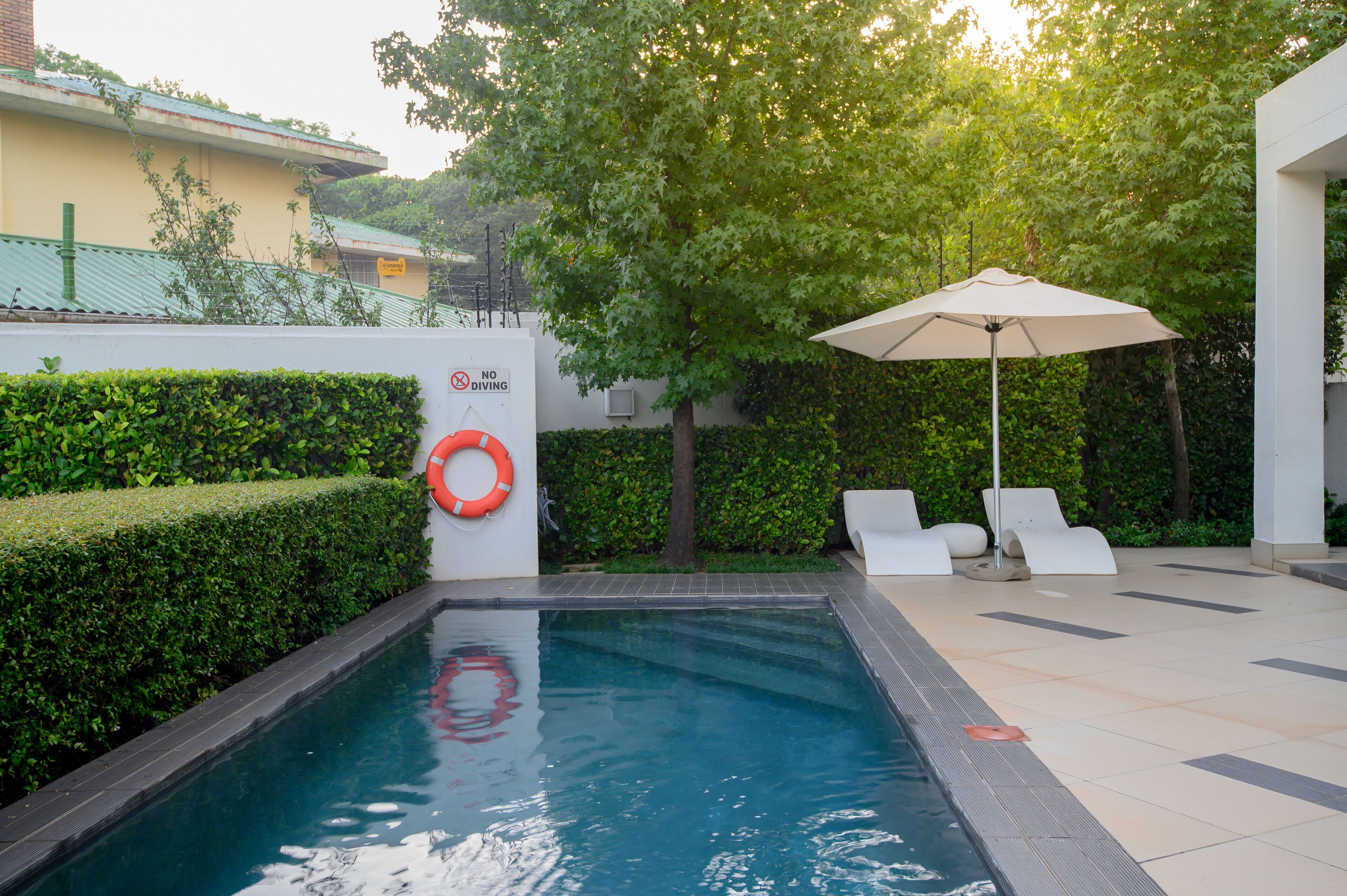 Piscina externa, espreguiçadeiras