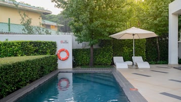 Outdoor pool, pool loungers