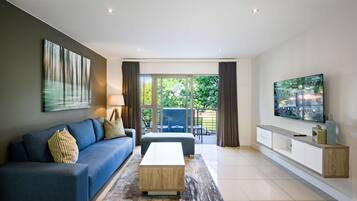 Premium bedding, in-room safe, desk, iron/ironing board