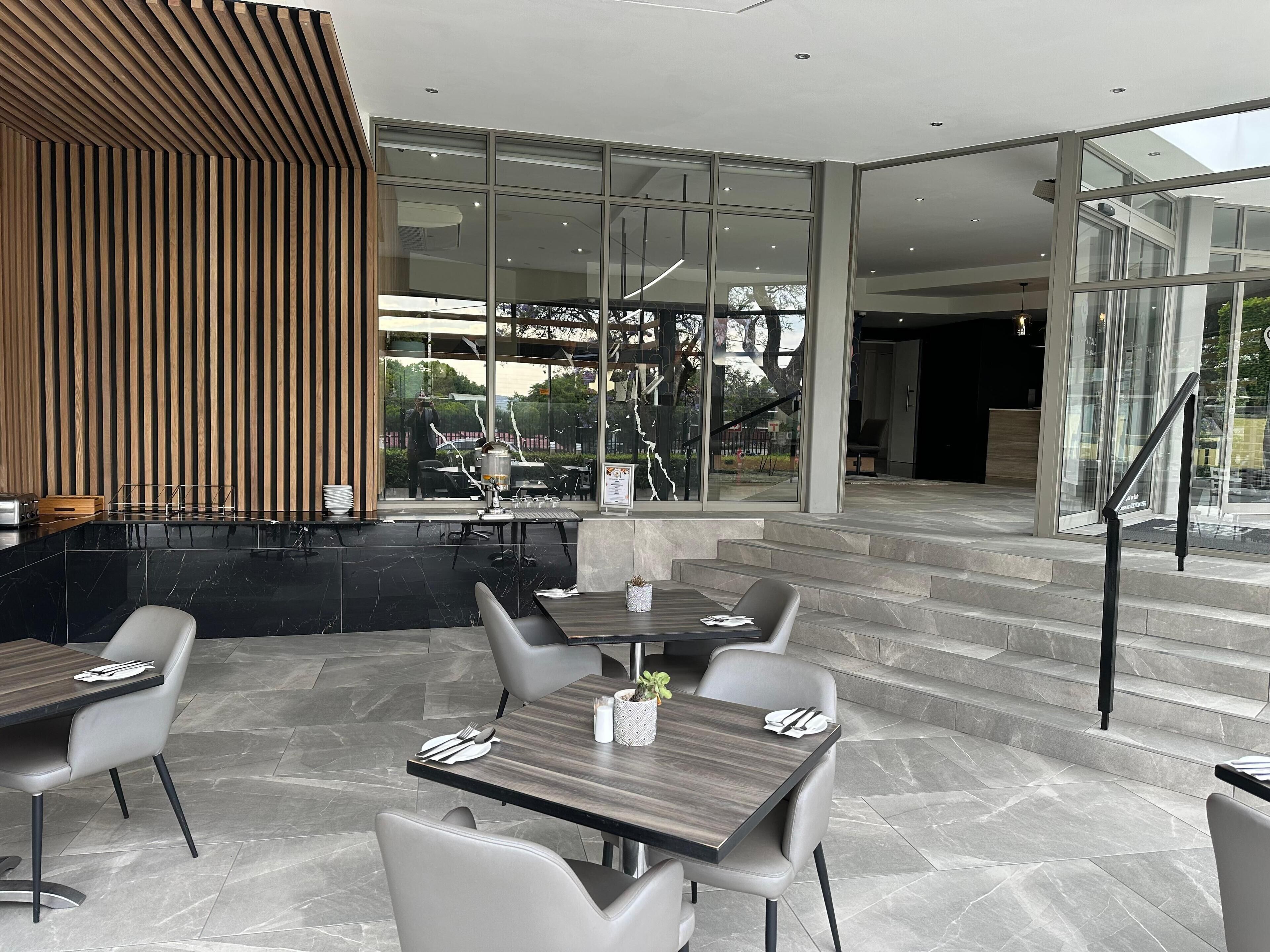 อาหารเช้าแบบบุฟเฟ่ต์ทุกวัน (ZAR 235 ต่อคน)