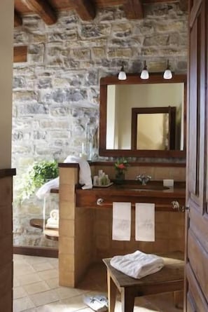 Chambre Double | Salle de bain | Articles de toilette gratuits, sèche-cheveux, serviettes fournies