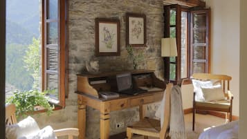 Habitación doble | Caja fuerte, escritorio, sistema de insonorización y cunas (de pago)