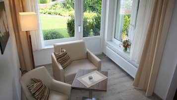 Suite, balcone | Area soggiorno | TV a schermo piatto