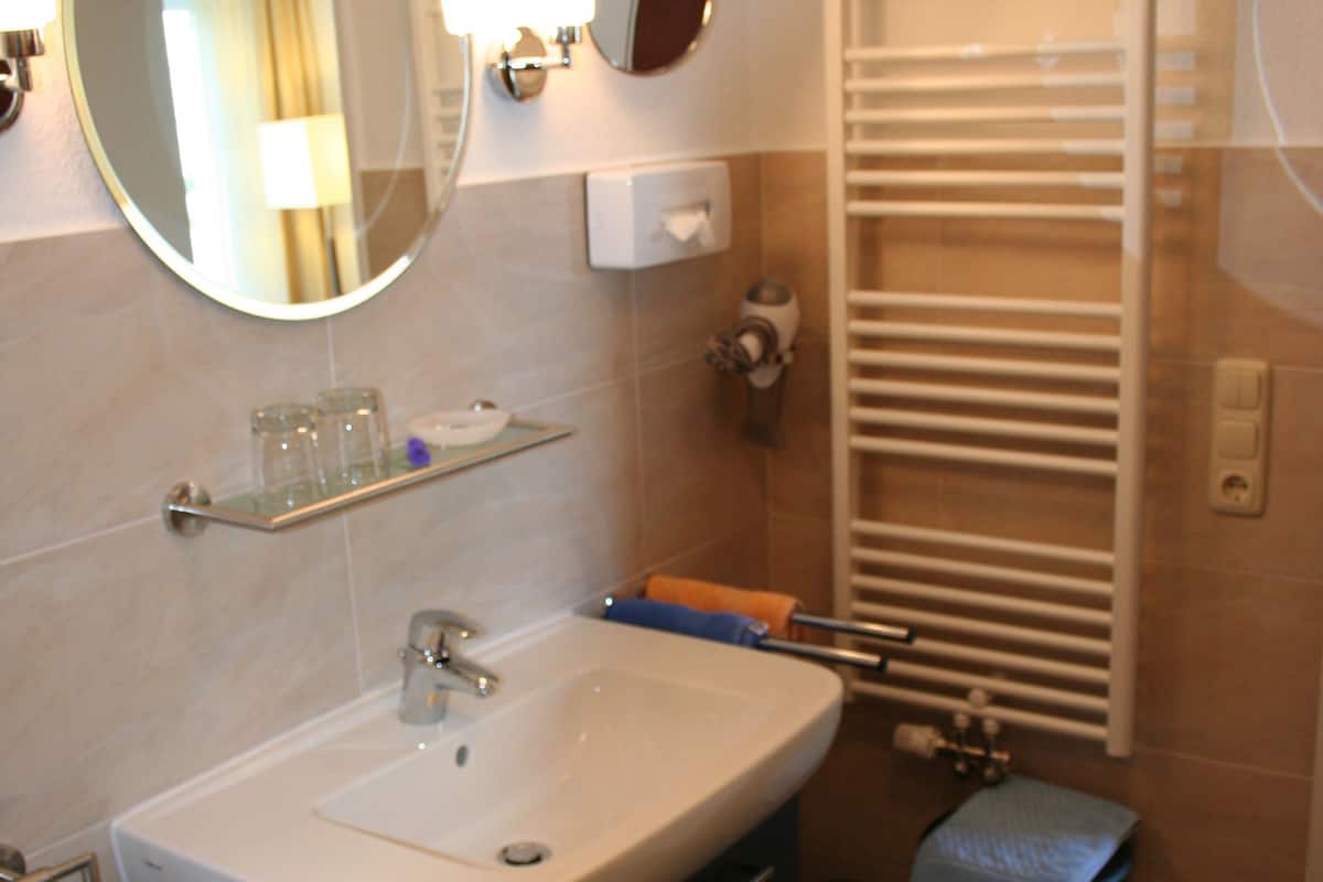 suite, balcony | bathroom | shower, free toiletries, towels