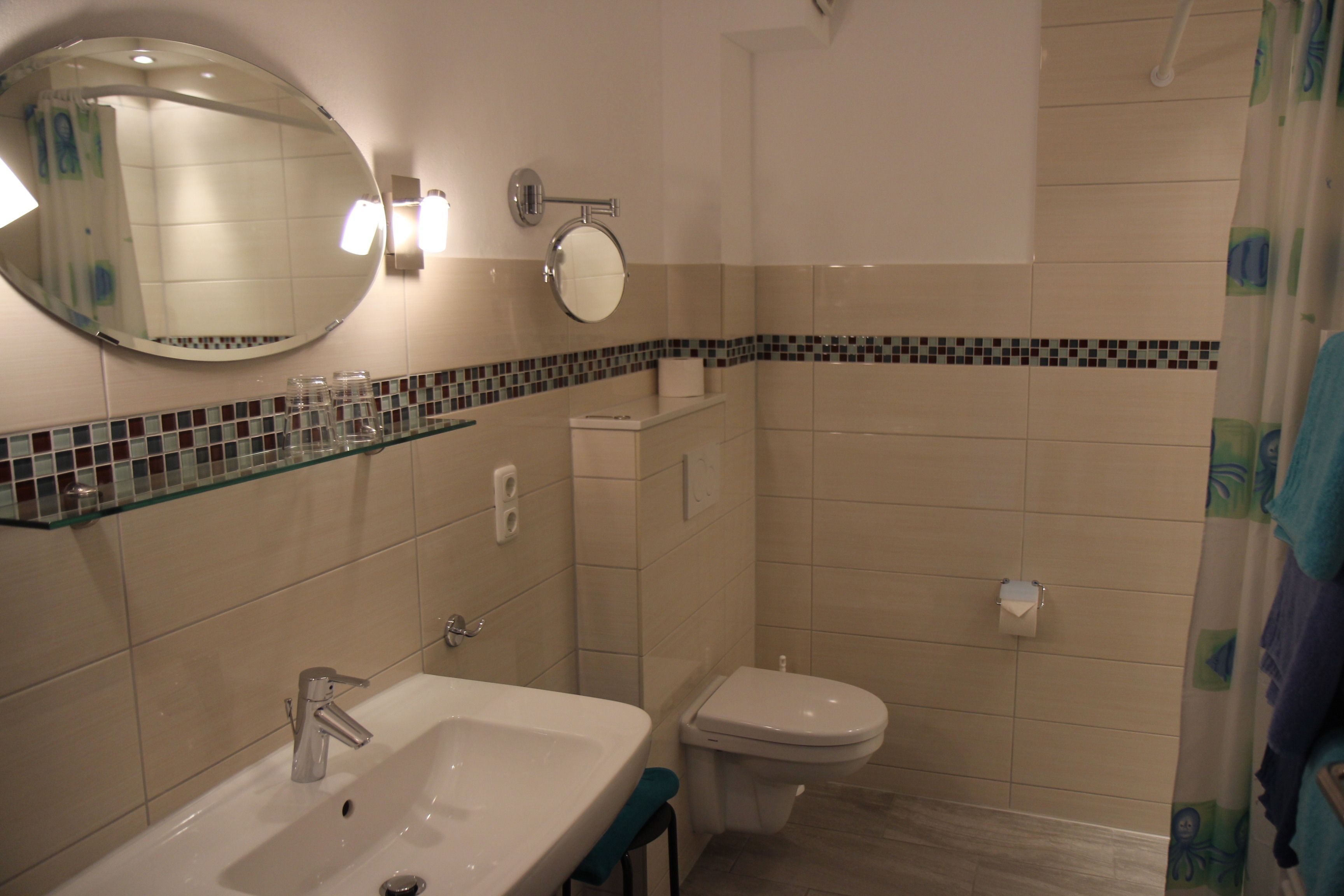 junior suite, 2 bedrooms | bathroom | shower, free toiletries, towels