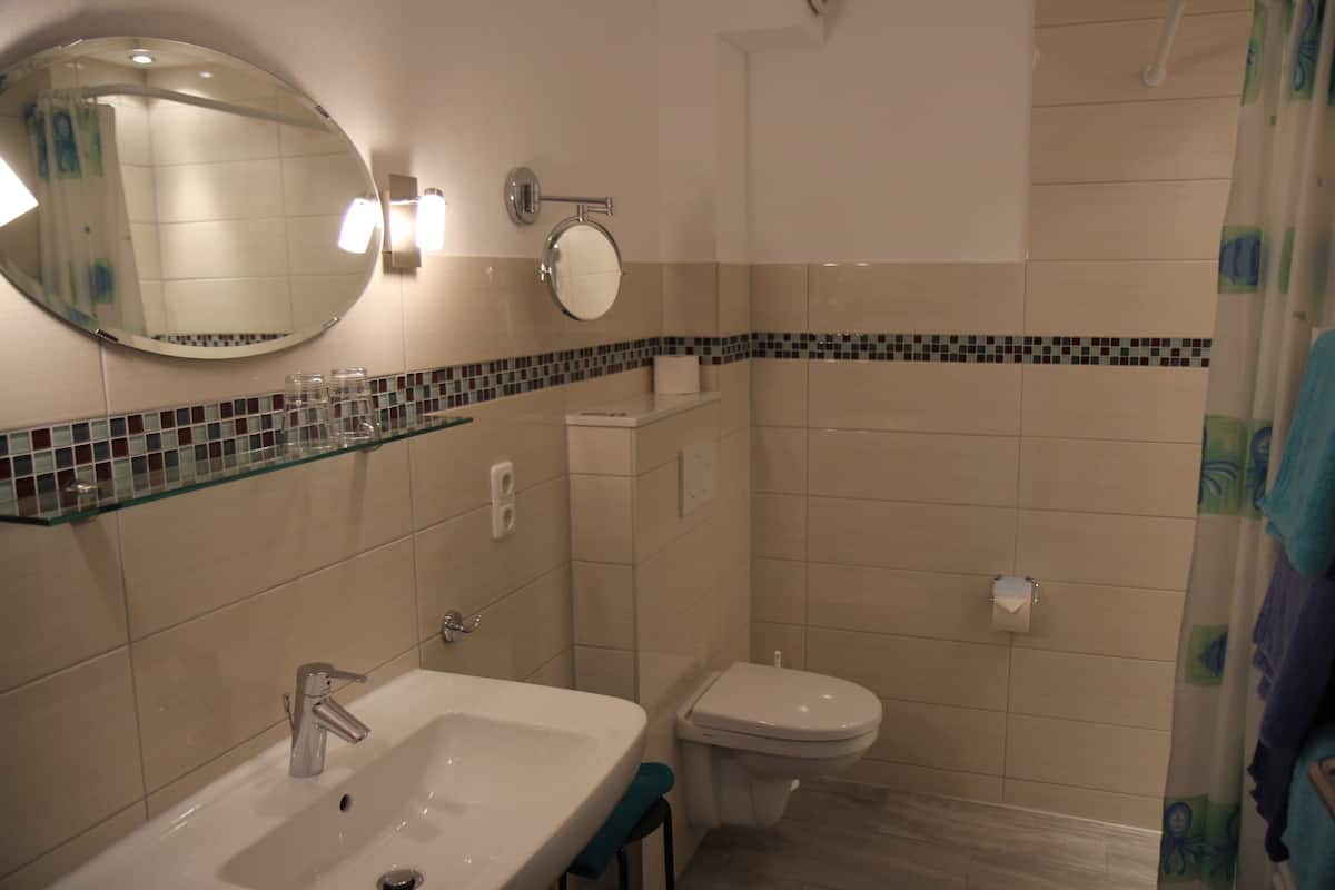 junior suite, 2 bedrooms | bathroom | shower, free toiletries, towels