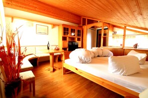 Habitación cuádruple familiar, 2 habitaciones | Escritorio, cortinas opacas, sistema de insonorización y cunas gratuitas