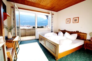 Family Quadruple Room, 2 Bedrooms | Desk, blackout drapes, soundproofing, free cribs/infant beds - Hotel Sonnleitn (Hermagor-Pressegger See)