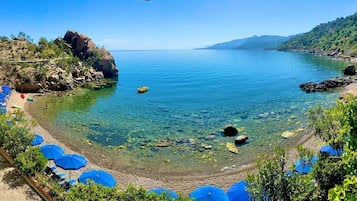 Plage privée, parasols, plongée sous-marine