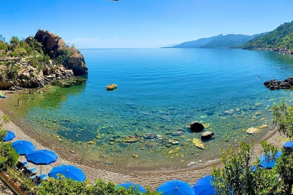 Spiaggia privata, ombrelloni, immersioni subacquee
