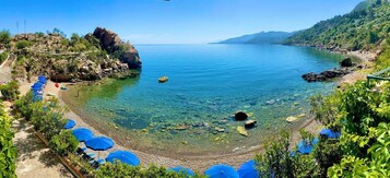 Playa privada, sombrillas y submarinismo