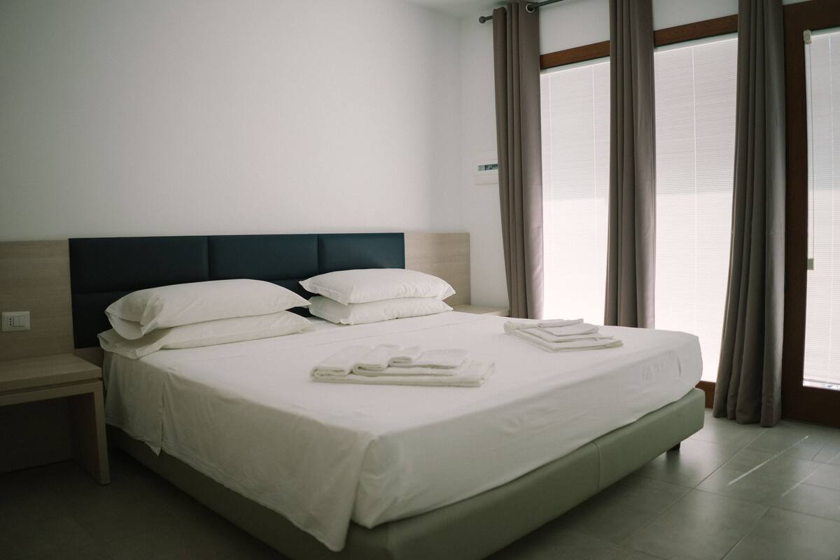 Design Room, 1 King Bed, Sea View | Premium bedding, in-room safe, desk, rollaway beds (surcharge)