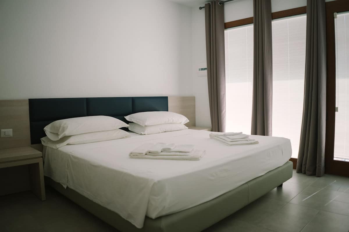 Habitación de diseñador, 1 cama King size, vista al mar | Ropa de cama de alta calidad y caja de seguridad en la habitación