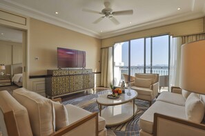 Executive Suite King Bed | Living room | 48-inch flat-screen TV with cable channels, TV - Vinpearl Resort & Spa Ha Long  (Ha Long)