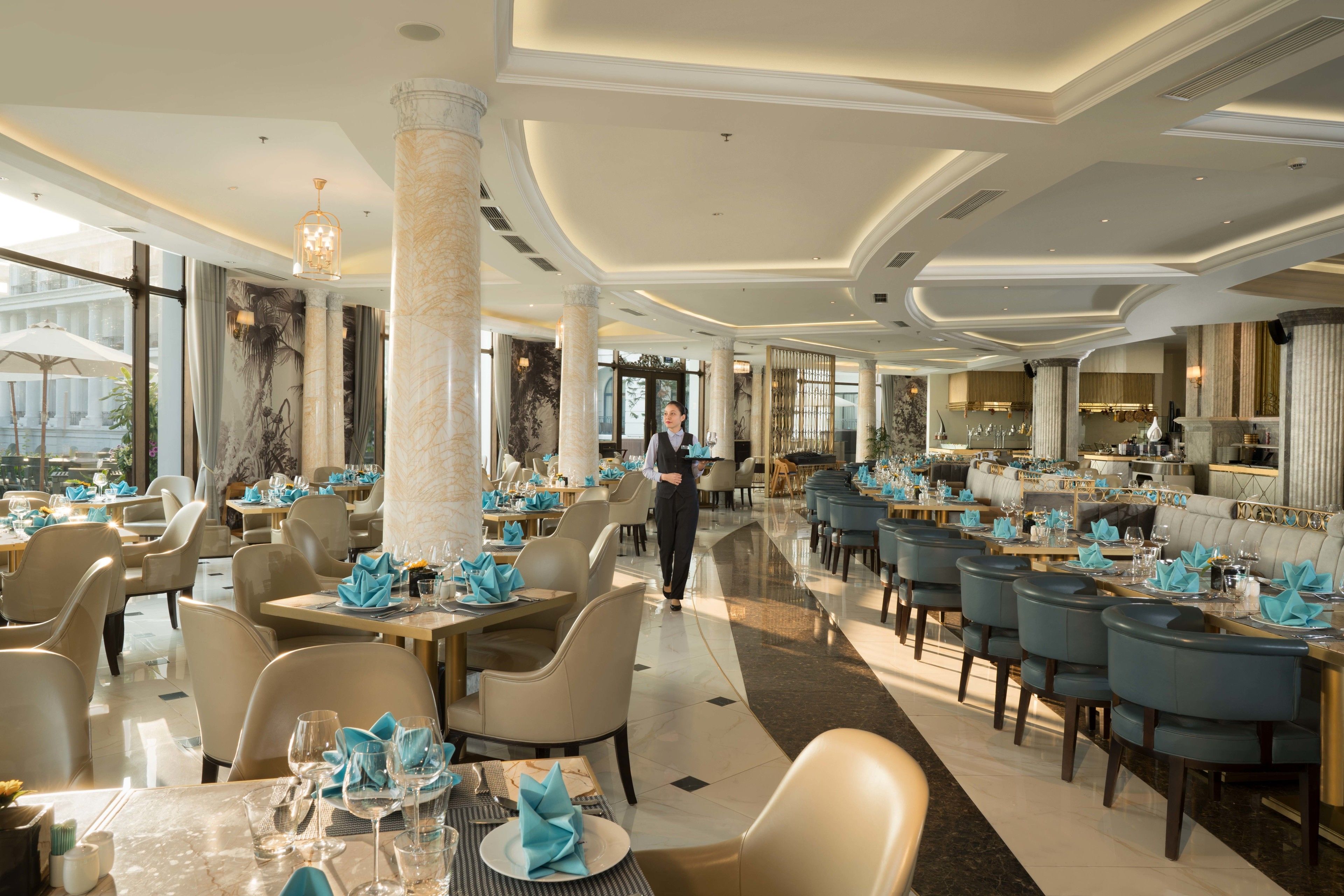 Daily buffet breakfast (VND 450000 per person)