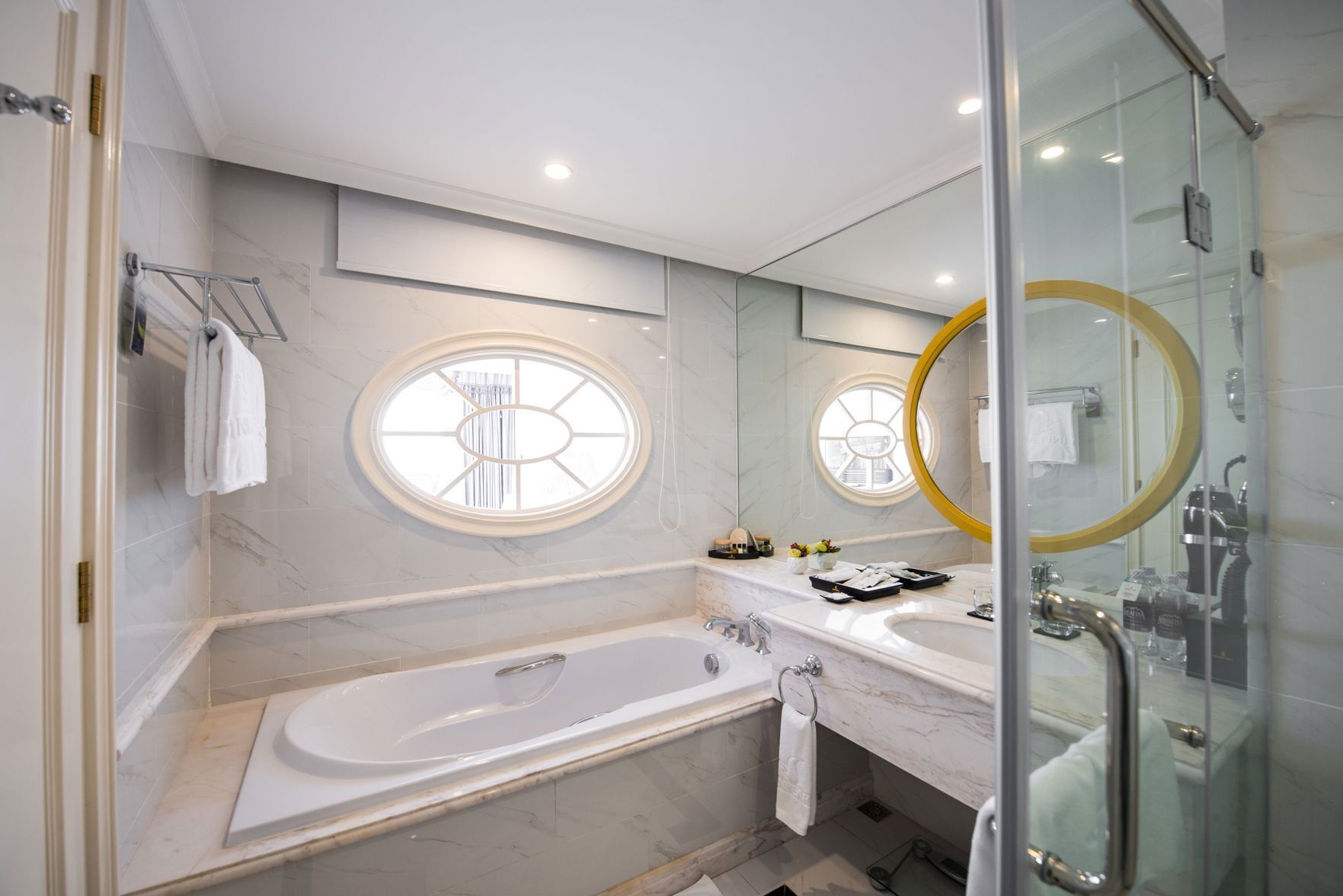 Salle de bain | Baignoire et douche séparées, articles de toilette (gratuits)